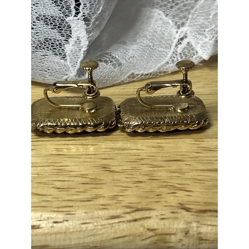 Vtg Dauplaise Gold Tone Faux Amber Lucite Screw Back Earrings 1